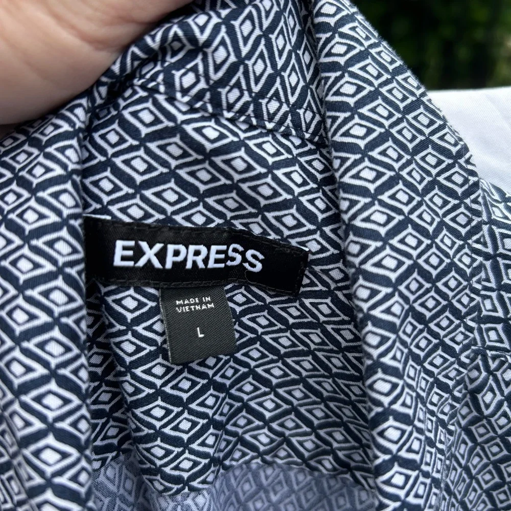 Express Men's Casual Navy and White Patterned Shirt - Picture 3 of 4